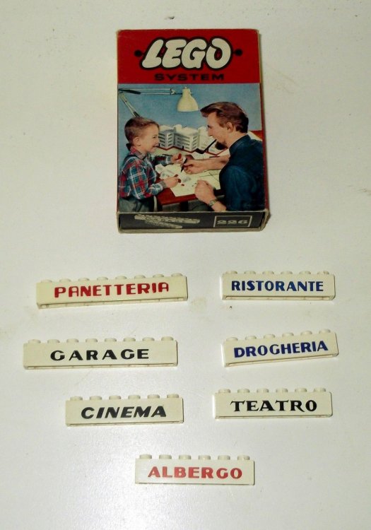 LEGO 226 insegne italiane miste primo e secondo tipo 01.jpg