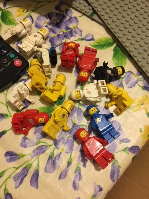 5ab0d07444f11_classicminifigs.jpg.087f7157e3c25ba287dd34b1b237fdfd.jpg