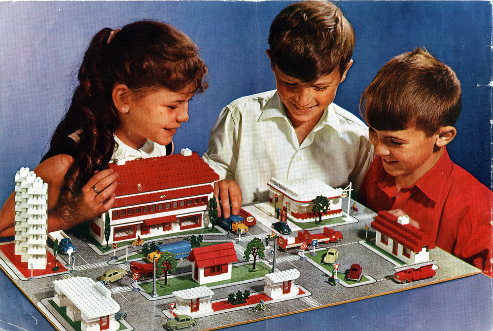 un'intera città LEGO plastico.jpg