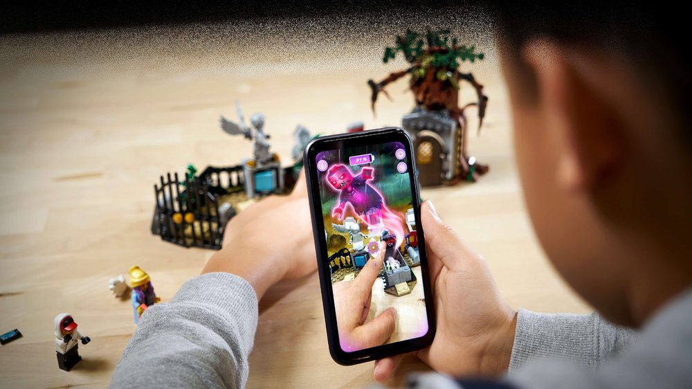 lego_hiddenside_phonefocus.jpg