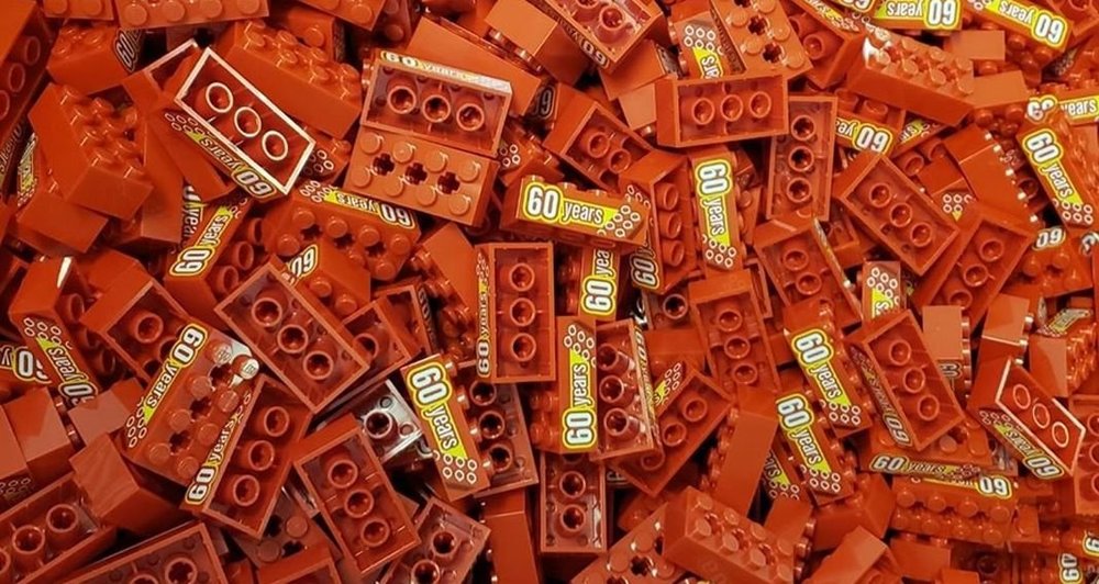 lego-bricklink-exklusiver-sonderstein-60-jahre-003.thumb.jpg.80b441e79fccf47f506fa3f8b1c2cc72.jpg