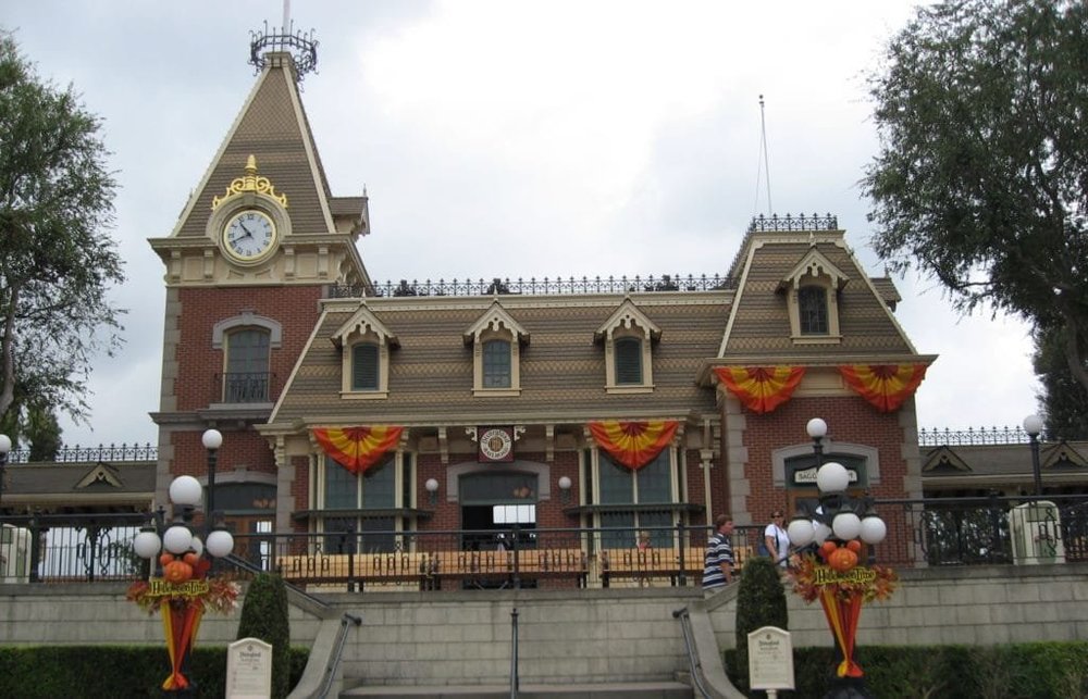 disneyland-main-street-station-1024x659.thumb.jpg.e62bd576b15743f4187f7e1cb28931db.jpg