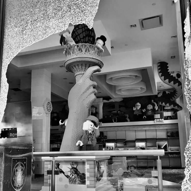 LEGO-Store-New-York-looted.thumb.jpg.01ddf96859ad85771b775bb2a8250198.jpg