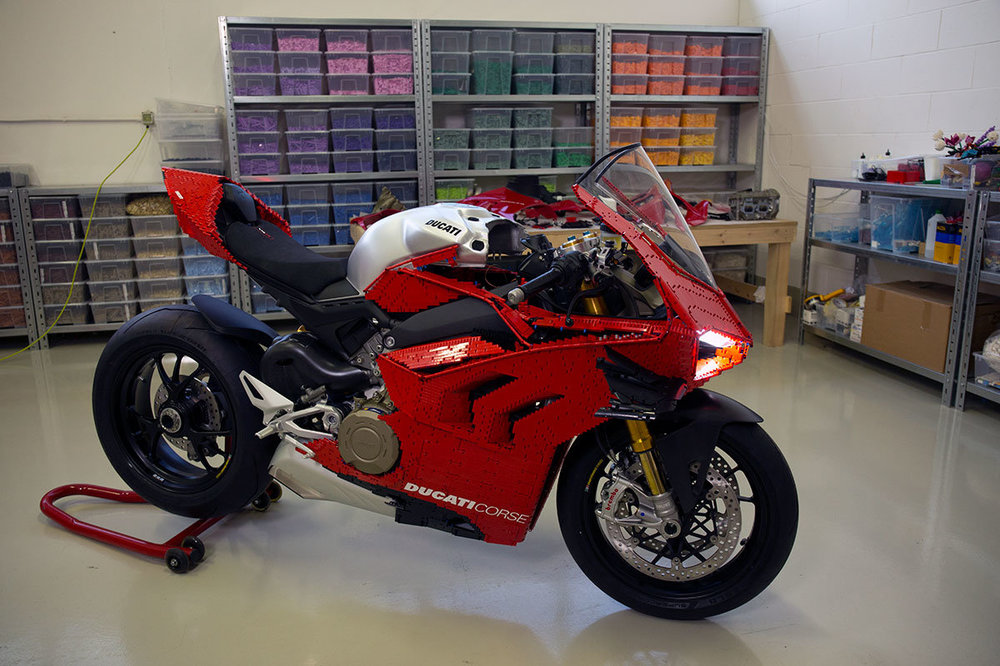 LEGO-Technic-DUCATI-PANIGALE-V4-R-1-1-MODEL-09.thumb.jpg.4f39b1089d520e5aaaca893897954781.jpg