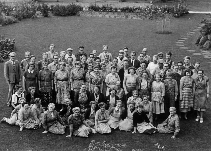 lego-employees-1954.jpg.1c1c2b087f7c002e227425e122633578.jpg