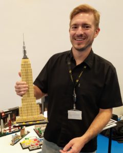 Rok Zgalin Kobe con il modello dell'Empire State Building